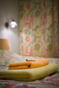 凯尔德拉Posti Hostel的坐在床上的香蕉