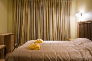 凯尔德拉Posti Hostel的一间卧室配有带3条毛巾的床