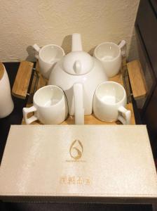 广州广州市荔湾区雀洲酒店的茶壶和桌上的四个碗