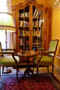 萨尔茨堡霍亨斯陶芬酒店的客厅配有桌椅和书架