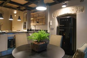 巴里Cairoliapartment的厨房里摆放着盆栽植物的桌子