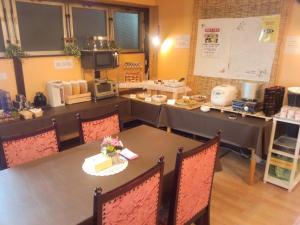 松本松本山丘酒店的用餐室,配有鲜花桌