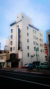 松本松本山丘酒店的街道边的白色建筑