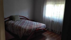 塞奥-德乌赫尔Entre els pirineus的一间卧室配有一张带枕头和窗户的床