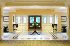 布雷得佛Hollins Hall Hotel, Golf & Country Club的一间房间,桌子上有一棵圣诞树
