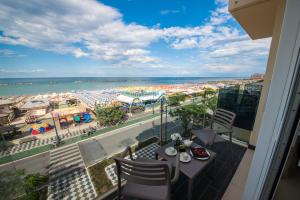 切塞纳蒂科维斯塔迈尔Spa酒店的享有海滩和海洋景致的阳台
