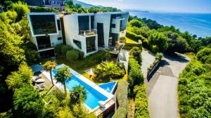 圣塞瓦斯蒂安Villa Lanperna的享有带游泳池的房屋的空中景致