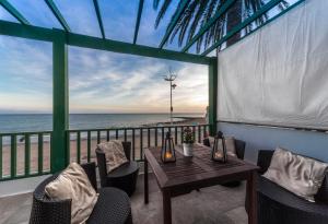 宏达海滩Villa Playa Honda的一个带桌椅的海景阳台