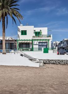 宏达海滩Villa Playa Honda的一座带建筑和棕榈树的滑板公园
