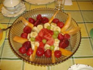 魁北克市富乐年代酒店的桌上的一碗水果