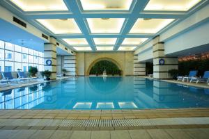 北京北京国宾酒店的一座带天花板的大型游泳池