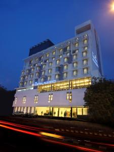 特里凡得琅中央居酒店的一间白色的大酒店,旁边设有灯