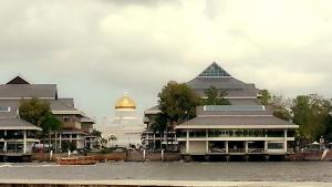 斯里巴加湾市昆伊特7号住宿加早餐旅馆的一座上面有金色圆顶的建筑