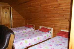 Lautere列列库普利度假屋的小木屋内带两张床的房间