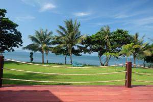 Ban Bang Pit Lang洛塔雷特拉特度假酒店的棕榈树和海洋田野上的吊床