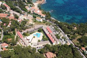 普拉加德阿罗Bertur Comtat Sant Jordi的享有带游泳池和海洋的度假村的空中景致