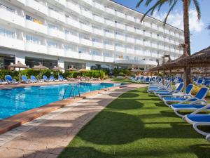阿尔库迪亚港马里迪莫集团酒店的酒店配有躺椅和游泳池