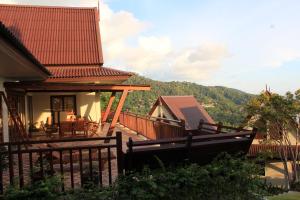 高兰Baan KanTiang See Villas - SHA Extra Plus的带阳台的度假屋,享有山景