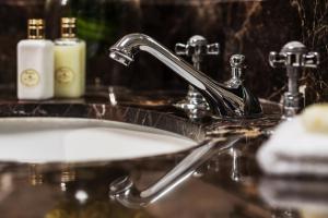 约翰内斯堡维斯特克里夫四季酒店的浴室水槽设有水龙头和镜子