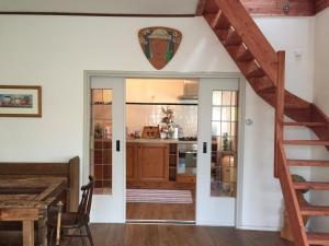 法尔肯堡Greenwoods cottage的一间带楼梯和用餐室的厨房