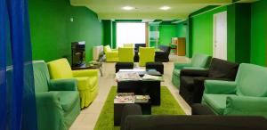 圣地亚哥－德孔波斯特拉圣地亚哥时尚鸟巢酒店的一间设有绿色墙壁和沙发的等候室