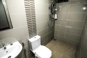 双溪大年石木酒店 的一间带卫生间和水槽的浴室