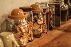 双溪大年石木酒店 的一组装有坚果和饼干的玻璃罐