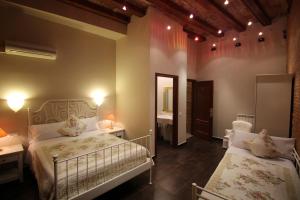 巴塞罗那奥尔良旅馆的一间卧室配有两张床和镜子