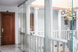 科尔多瓦卡萨洛斯法罗赖斯旅馆的吊灯房子里的玻璃楼梯