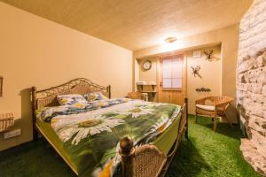 塔林城市中心花园露营地的一间位于草地间的卧室