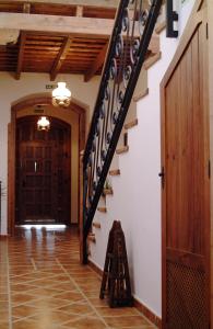 贝纳卢普-卡萨斯维耶哈斯卡萨斯维亚斯酒店的房屋内带楼梯的走廊