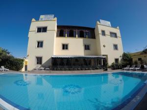 索维拉里亚德扎赫拉酒店的建筑前的一座带游泳池的建筑