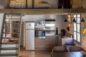 阿尔勒Appartements "La Chambre D'Ami"的一间厨房,在房间内配有高架床