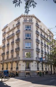 马德里Safestay Madrid Central的一条城市街道上的白色大建筑