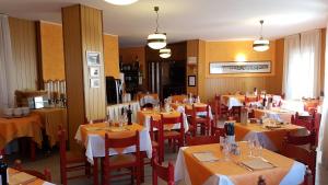 奇萨瓦玛兰科拉兰泰尔纳酒店的餐厅设有桌椅和黄色桌布