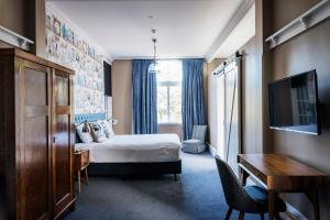 悉尼北悉尼酒店 的配有一张床和一张书桌的酒店客房