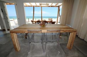 吉汶瓦Amani Home - Moja Private Beach Suite的一张餐桌,享有海景