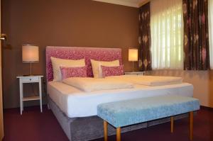 魏森湖Der Ronacherfels的一间卧室配有一张带粉红色床头板的大床