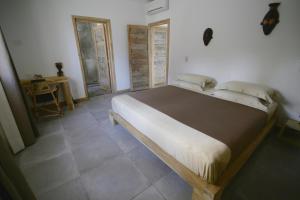 吉汶瓦Amani Home - Moja Private Beach Suite的一间卧室,卧室内配有一张大床