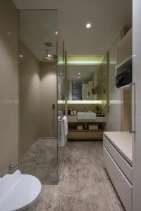 巴罗达巴罗达伊斯汀住宅酒店的带淋浴、卫生间和盥洗盆的浴室