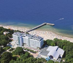 科沃布热格Sanatorium Uzdrowiskowe Bałtyk的海滩上酒店空中景色