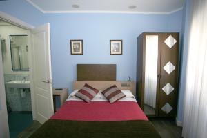 乌迪亚莱斯堡Pensión Jade的一间卧室配有带两个枕头和水槽的床