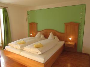 伦格里斯Zum Heisn的一间卧室配有带白色床单和黄色枕头的床。