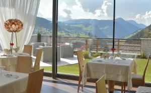 塞尔瓦迪加尔代纳山谷凡斯酒店的一间带2张桌子的餐厅,享有山景