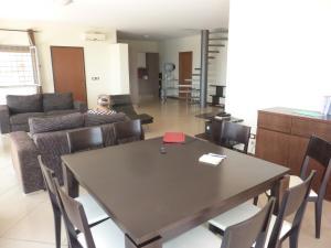 Cidade VelhaVilla Halcyon Caboverde的客厅配有桌子和沙发