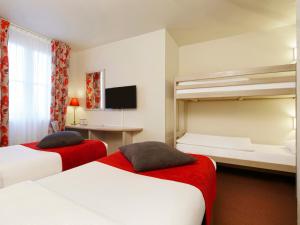 马尼库尔勒翁格尔Campanile Val de France的酒店客房 - 带2张床和1张双层床