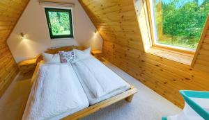 克林根塔尔慕勒申菲尔恩酒店的小木屋内一间卧室,配有一张床