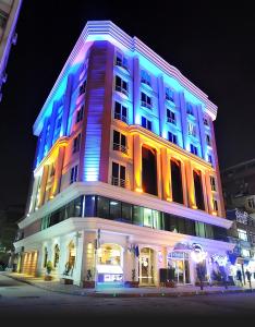 萨姆松My House Hotel的建筑的侧面有五颜六色的灯光