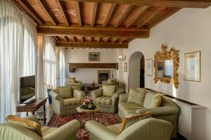佛罗伦萨佛罗伦萨奥勒米别墅的带沙发椅和电视的客厅
