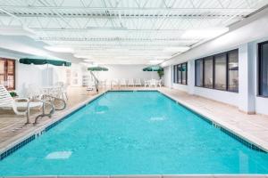 伊利伊利温德姆温盖特酒店的大楼内的一个蓝色海水游泳池